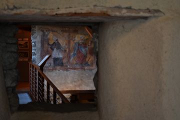Particolare della scala interna dell'edificio con affresco alle pareti