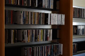 Scaffali della biblioteca con CD musicali