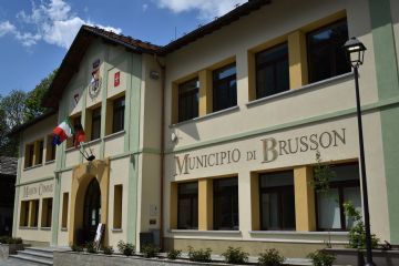 Facciata esterna ed ingresso del comune di Brusson