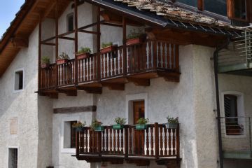 Facciata dell'edificio storico che ospita la biblioteca