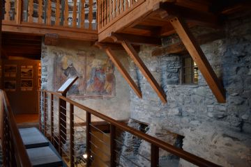 Particolare della scala interna dell'edificio con affresco alle pareti