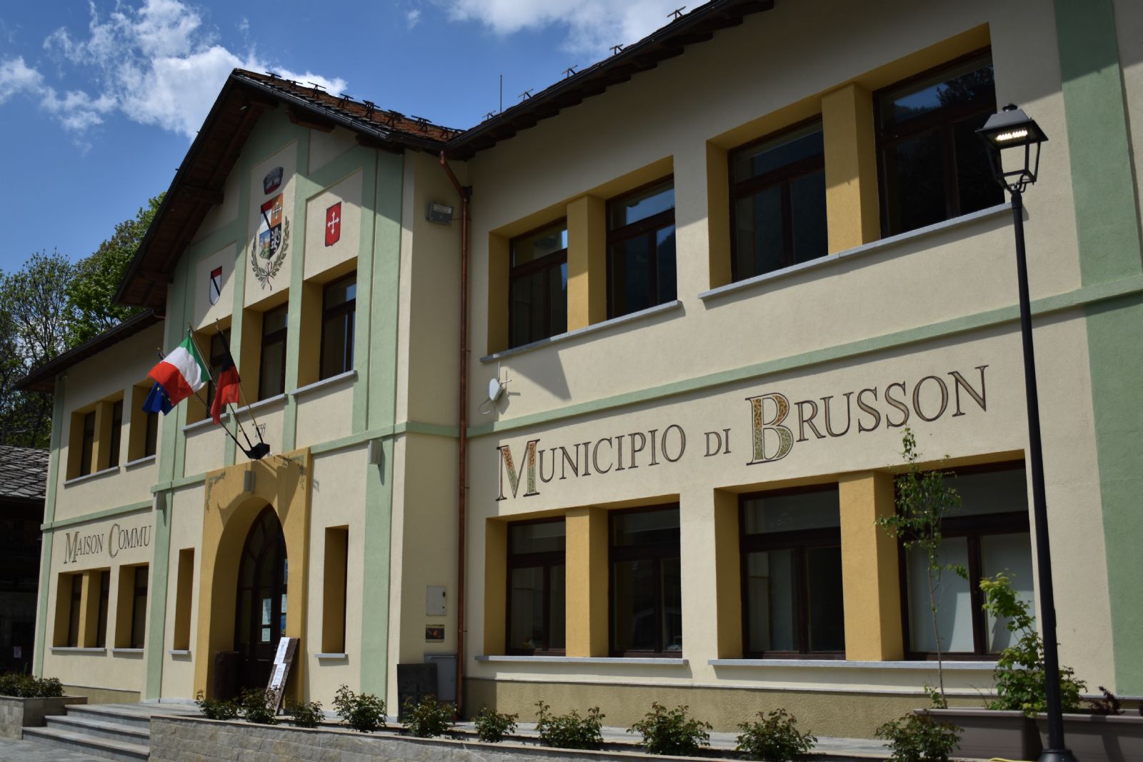 Facciata esterna ed ingresso del comune di Brusson