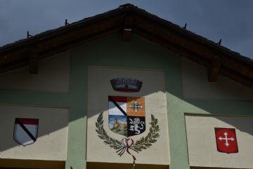 Stemma del Comune di Brusson sulla facciata esterna dell'edificio